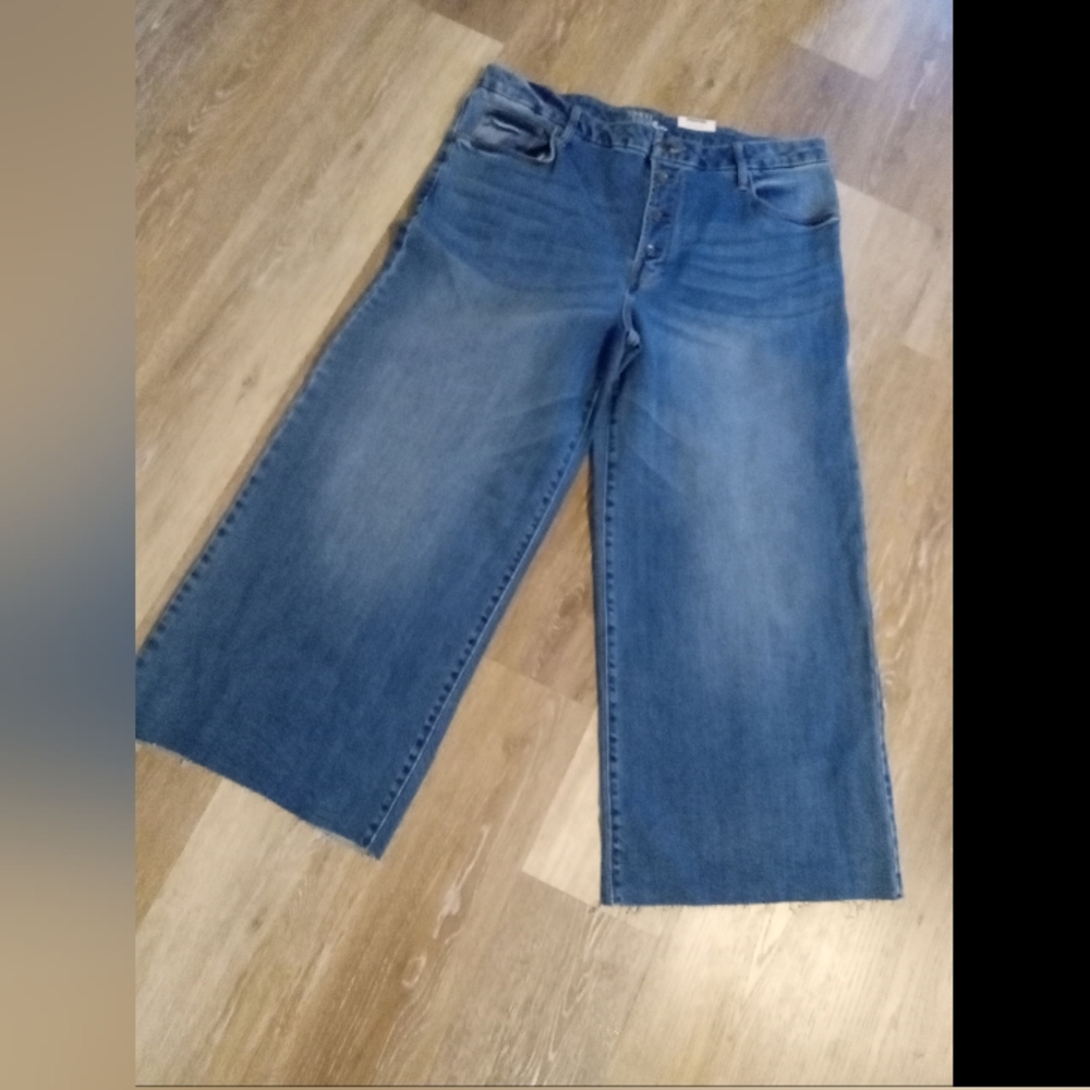 Time & Tru Blue Denim High Rise Wide Leg Button Fly  Capri Jeans  Size 1…